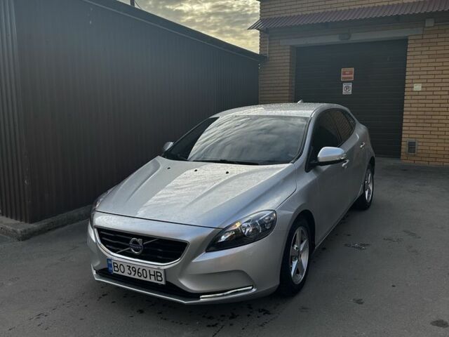 Серый Вольво В40, объемом двигателя 1.6 л и пробегом 195 тыс. км за 11000 $, фото 1 на Automoto.ua