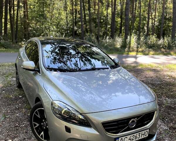 Сірий Вольво V40, об'ємом двигуна 2 л та пробігом 224 тис. км за 12950 $, фото 1 на Automoto.ua