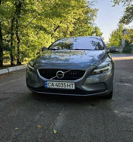 Сірий Вольво V40, об'ємом двигуна 2 л та пробігом 200 тис. км за 16000 $, фото 1 на Automoto.ua