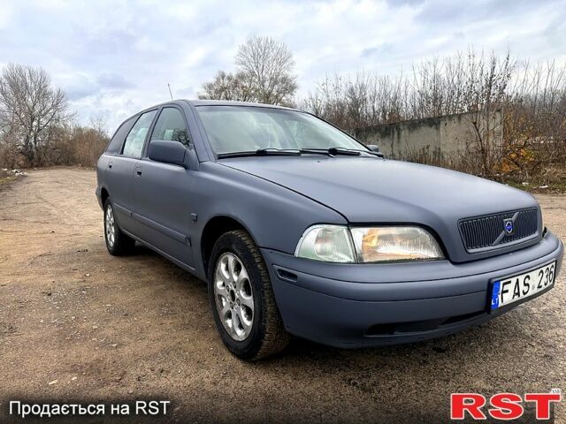 Серый Вольво В40, объемом двигателя 1.9 л и пробегом 310 тыс. км за 2299 $, фото 1 на Automoto.ua