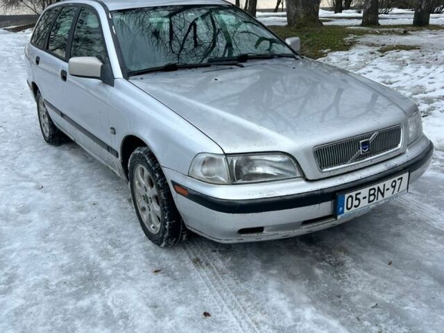 Серый Вольво В40, объемом двигателя 1.9 л и пробегом 339 тыс. км за 2200 $, фото 1 на Automoto.ua