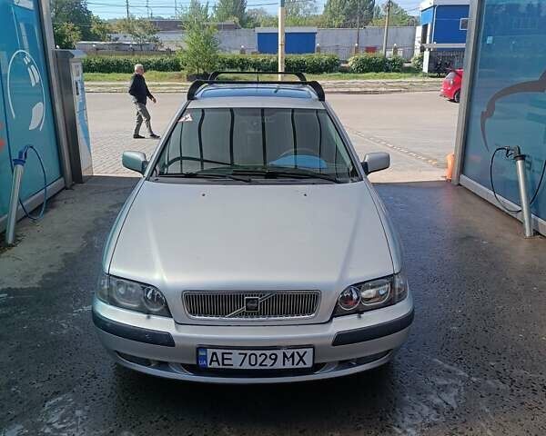 Серый Вольво В40, объемом двигателя 1.8 л и пробегом 329 тыс. км за 4000 $, фото 1 на Automoto.ua