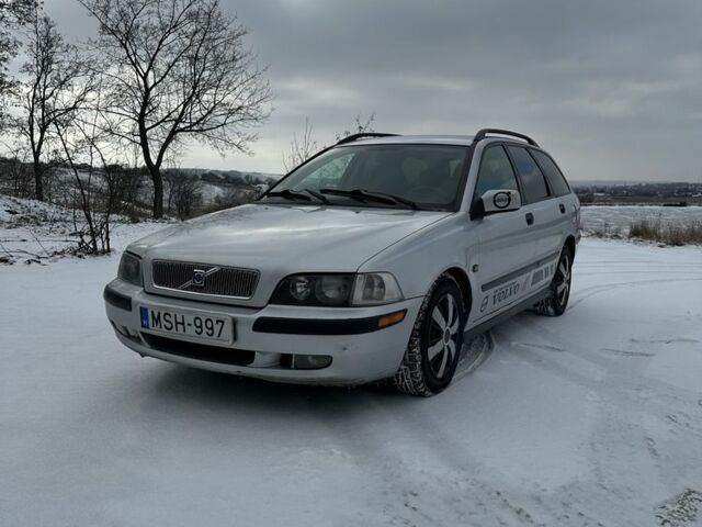 Серый Вольво В40, объемом двигателя 1.9 л и пробегом 354 тыс. км за 2135 $, фото 1 на Automoto.ua