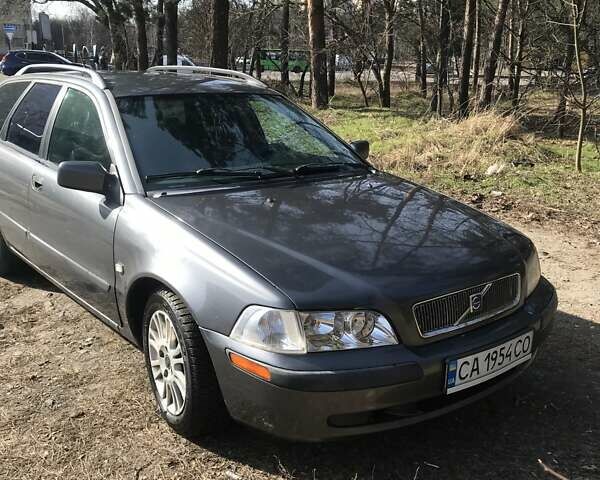 Серый Вольво В40, объемом двигателя 1.87 л и пробегом 300 тыс. км за 3800 $, фото 1 на Automoto.ua