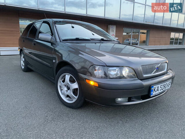 Серый Вольво В40, объемом двигателя 1.8 л и пробегом 260 тыс. км за 4500 $, фото 1 на Automoto.ua