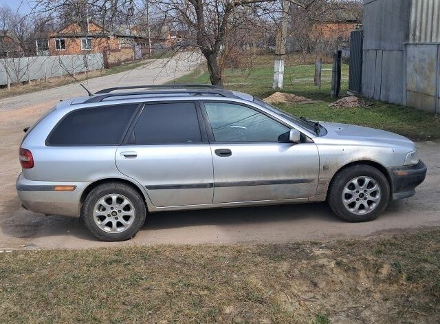 Серый Вольво В40, объемом двигателя 1.9 л и пробегом 315 тыс. км за 3600 $, фото 1 на Automoto.ua