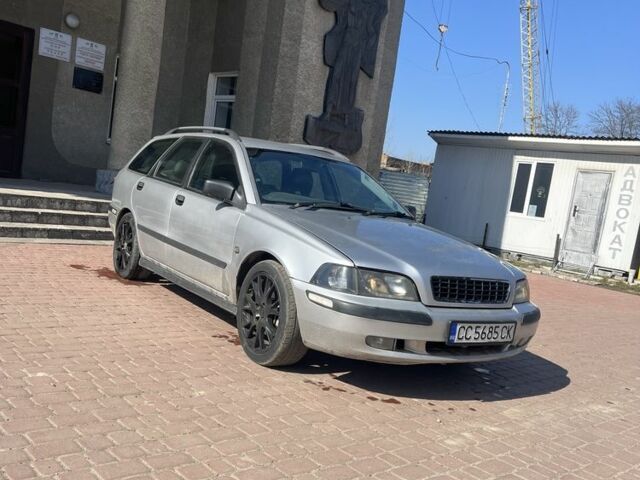 Сірий Вольво V40, об'ємом двигуна 2 л та пробігом 280 тис. км за 1399 $, фото 1 на Automoto.ua