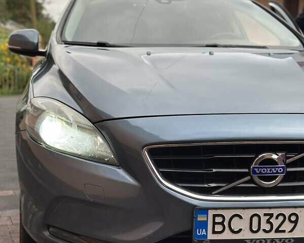 Синий Вольво В40, объемом двигателя 1.6 л и пробегом 247 тыс. км за 9999 $, фото 1 на Automoto.ua