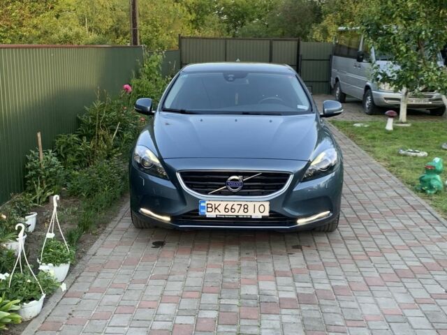 Синий Вольво В40, объемом двигателя 1.6 л и пробегом 240 тыс. км за 10200 $, фото 1 на Automoto.ua