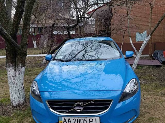 Синий Вольво В40, объемом двигателя 1 л и пробегом 45 тыс. км за 10000 $, фото 1 на Automoto.ua