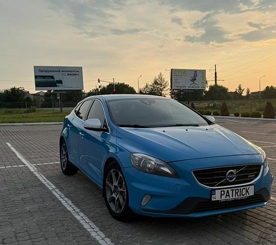 Синій Вольво V40, об'ємом двигуна 2 л та пробігом 285 тис. км за 9700 $, фото 1 на Automoto.ua