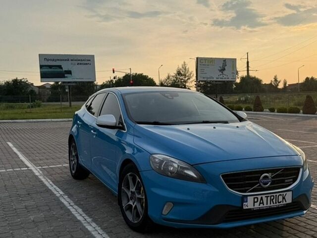 Синій Вольво V40, об'ємом двигуна 2 л та пробігом 285 тис. км за 9500 $, фото 1 на Automoto.ua