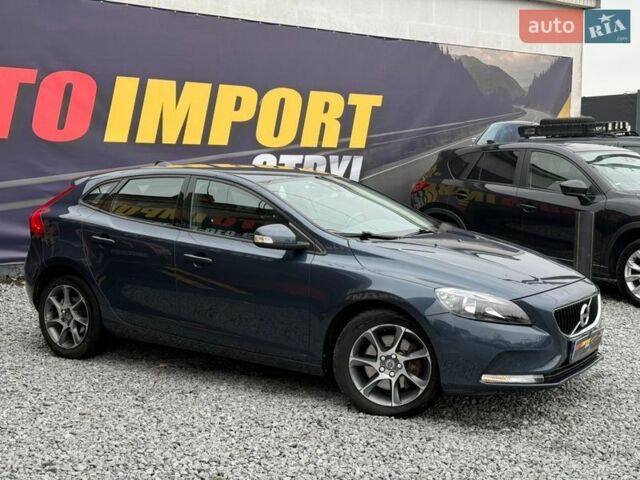 Синий Вольво В40, объемом двигателя 1.97 л и пробегом 248 тыс. км за 11999 $, фото 1 на Automoto.ua