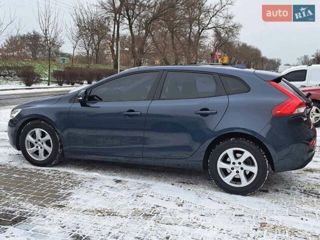 Синий Вольво В40, объемом двигателя 1.97 л и пробегом 229 тыс. км за 13000 $, фото 1 на Automoto.ua