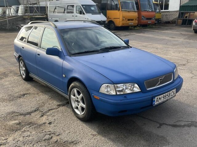 Синий Вольво В40, объемом двигателя 1.9 л и пробегом 306 тыс. км за 1999 $, фото 1 на Automoto.ua