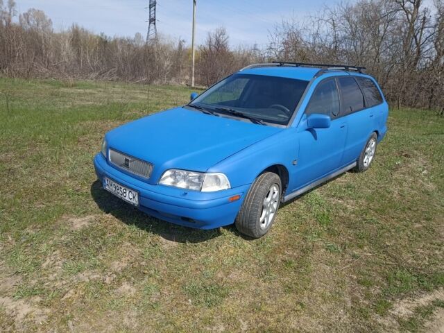 Синий Вольво В40, объемом двигателя 1.9 л и пробегом 303 тыс. км за 1900 $, фото 1 на Automoto.ua