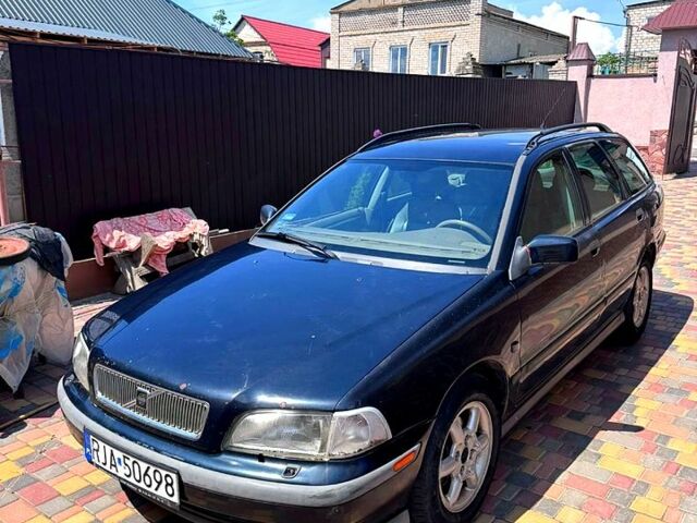 Синий Вольво В40, объемом двигателя 2 л и пробегом 381 тыс. км за 1100 $, фото 1 на Automoto.ua
