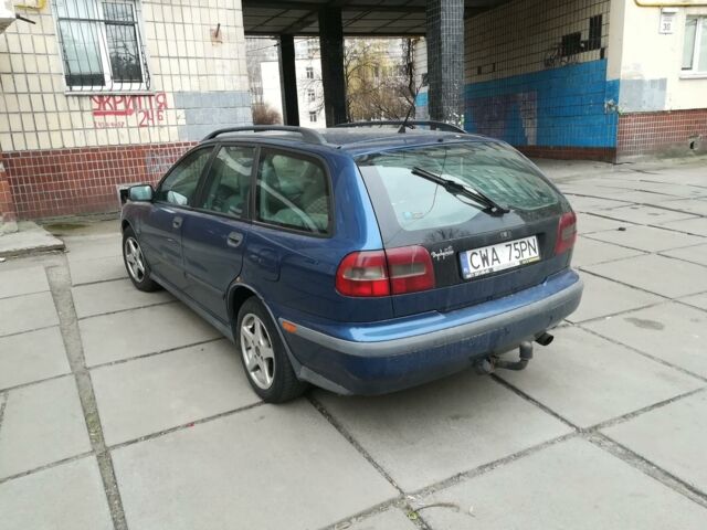 Синий Вольво В40, объемом двигателя 1.9 л и пробегом 350 тыс. км за 1100 $, фото 1 на Automoto.ua