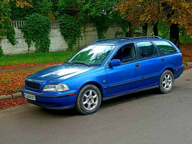 Синий Вольво В40, объемом двигателя 1.9 л и пробегом 360 тыс. км за 2700 $, фото 1 на Automoto.ua