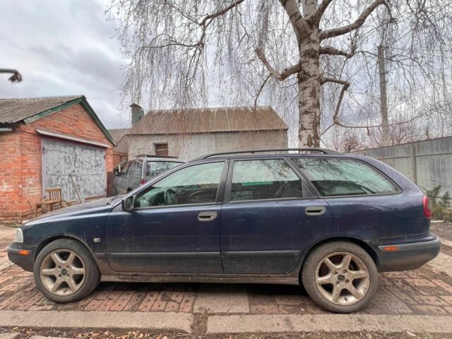 Синий Вольво В40, объемом двигателя 1.9 л и пробегом 300 тыс. км за 1500 $, фото 1 на Automoto.ua