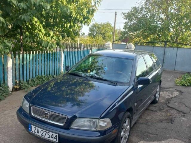 Синий Вольво В40, объемом двигателя 1.9 л и пробегом 290 тыс. км за 1500 $, фото 1 на Automoto.ua