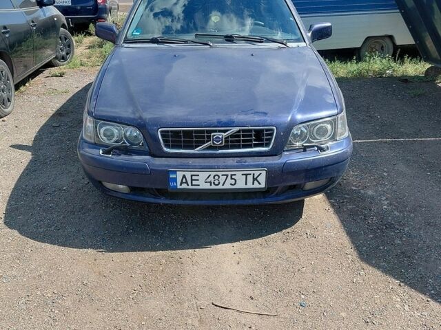 Синий Вольво В40, объемом двигателя 2.2 л и пробегом 410 тыс. км за 3800 $, фото 1 на Automoto.ua