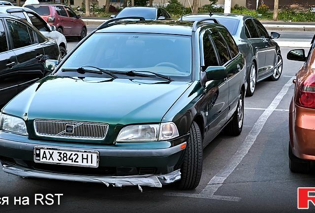 Зелений Вольво V40, об'ємом двигуна 1.9 л та пробігом 400 тис. км за 3200 $, фото 1 на Automoto.ua