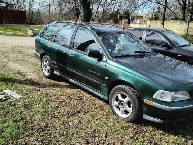 Зелений Вольво V40, об'ємом двигуна 1.8 л та пробігом 350 тис. км за 2500 $, фото 1 на Automoto.ua