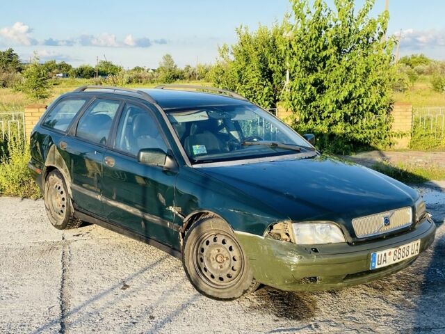 Зелений Вольво V40, об'ємом двигуна 1.9 л та пробігом 200 тис. км за 800 $, фото 1 на Automoto.ua