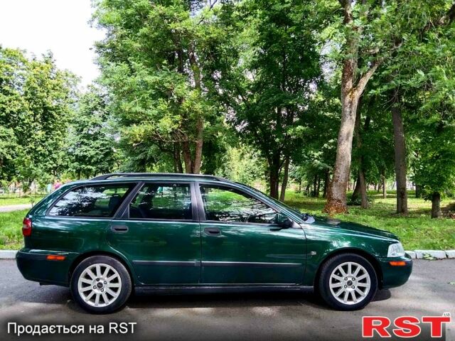 Зеленый Вольво В40, объемом двигателя 1.9 л и пробегом 339 тыс. км за 4500 $, фото 1 на Automoto.ua