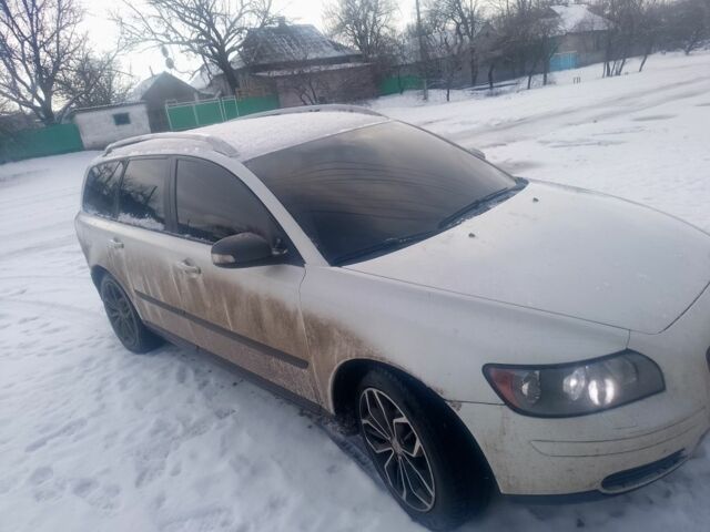 Белый Вольво В50, объемом двигателя 2 л и пробегом 480 тыс. км за 3302 $, фото 1 на Automoto.ua