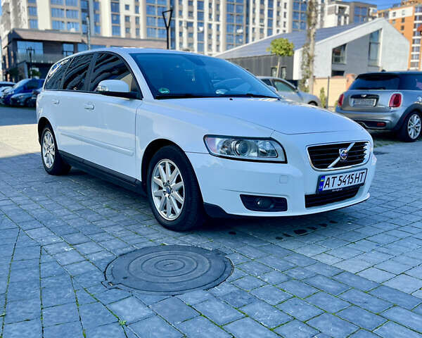 Білий Вольво V50, об'ємом двигуна 1.56 л та пробігом 230 тис. км за 6799 $, фото 1 на Automoto.ua