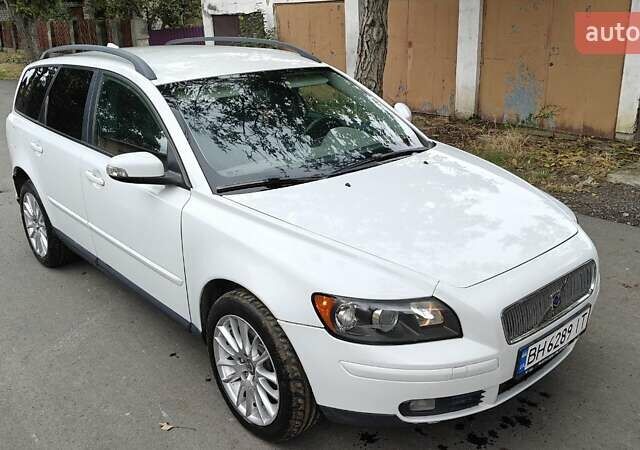 Белый Вольво В50, объемом двигателя 2 л и пробегом 256 тыс. км за 5500 $, фото 1 на Automoto.ua