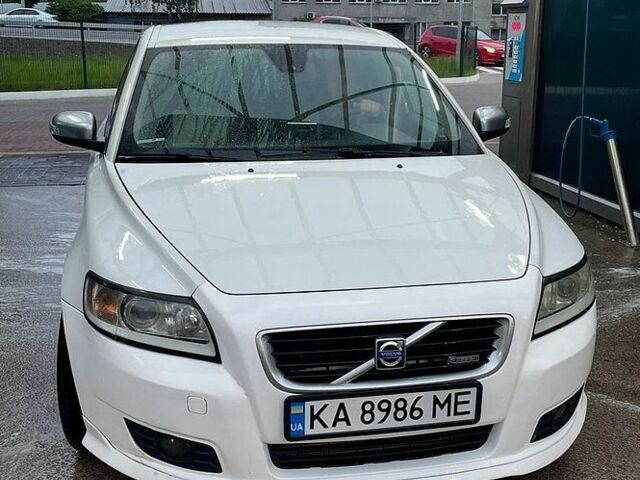 Білий Вольво V50, об'ємом двигуна 2.4 л та пробігом 150 тис. км за 9000 $, фото 1 на Automoto.ua
