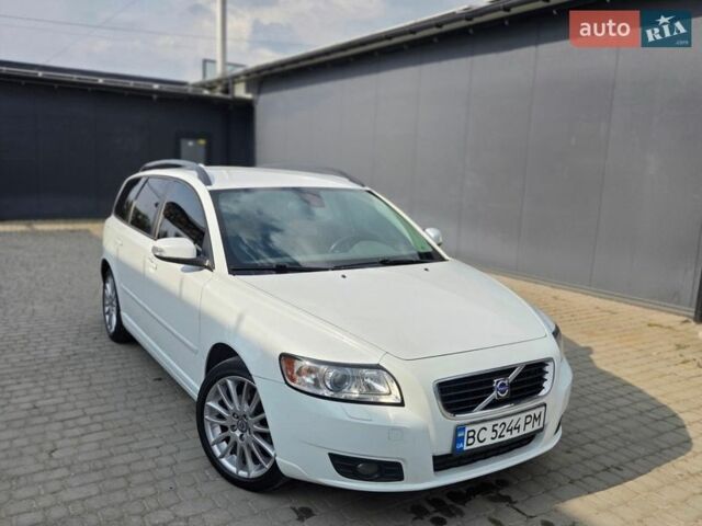 Белый Вольво В50, объемом двигателя 1.6 л и пробегом 278 тыс. км за 6600 $, фото 1 на Automoto.ua