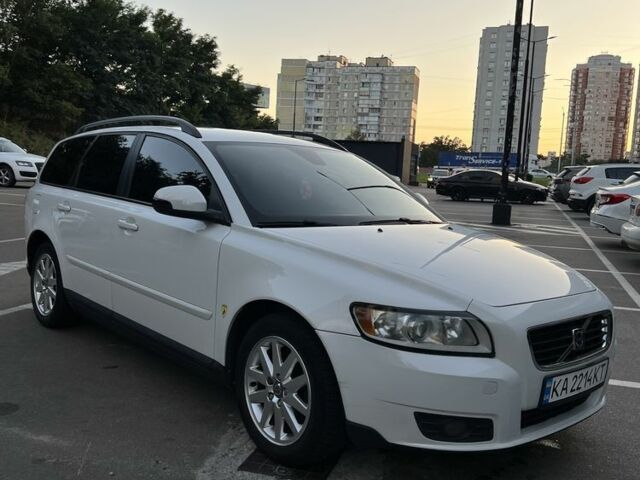 Белый Вольво В50, объемом двигателя 1.6 л и пробегом 250 тыс. км за 7200 $, фото 1 на Automoto.ua