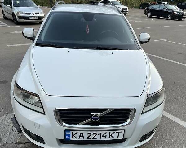 Вольво В50 2009 в Киеве на Automoto.ua Белый Вольво В50, объемом двигателя 1.6 л и пробегом 250 тыс. км за 7200 $, фото 1 на Automoto.ua