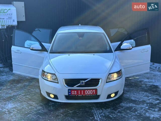 Белый Вольво В50, объемом двигателя 1.6 л и пробегом 199 тыс. км за 8599 $, фото 1 на Automoto.ua