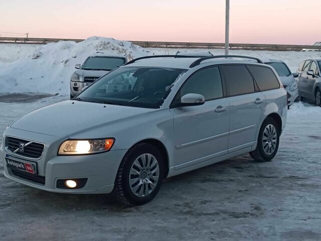 Белый Вольво В50, объемом двигателя 2 л и пробегом 231 тыс. км за 6940 $, фото 1 на Automoto.ua