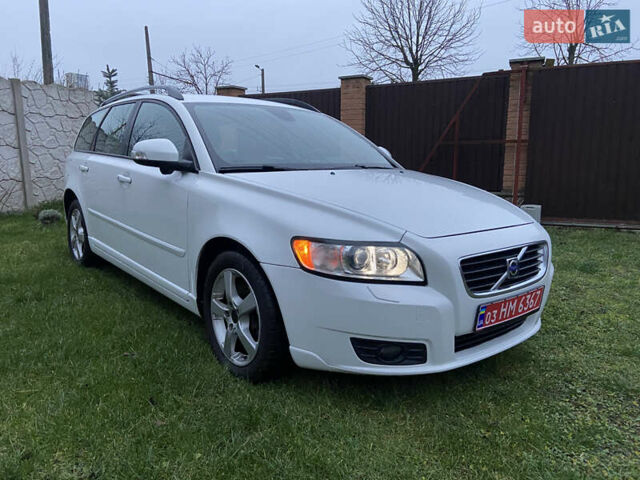 Белый Вольво В50, объемом двигателя 2 л и пробегом 235 тыс. км за 8600 $, фото 1 на Automoto.ua