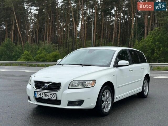 Белый Вольво В50, объемом двигателя 1.6 л и пробегом 300 тыс. км за 7400 $, фото 1 на Automoto.ua