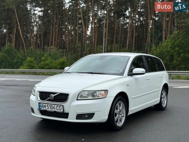 Белый Вольво В50, объемом двигателя 1.6 л и пробегом 300 тыс. км за 6800 $, фото 1 на Automoto.ua