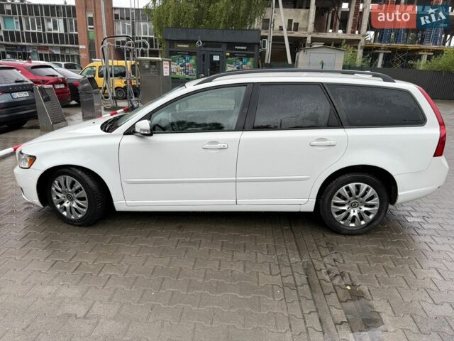 Білий Вольво V50, об'ємом двигуна 2 л та пробігом 231 тис. км за 8000 $, фото 1 на Automoto.ua