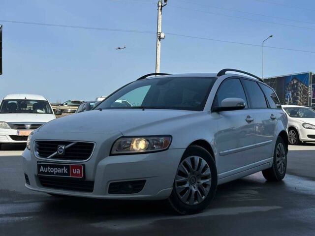 Белый Вольво В50, объемом двигателя 2 л и пробегом 231 тыс. км за 6990 $, фото 1 на Automoto.ua