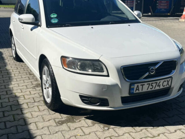 Белый Вольво В50, объемом двигателя 2 л и пробегом 272 тыс. км за 7100 $, фото 1 на Automoto.ua