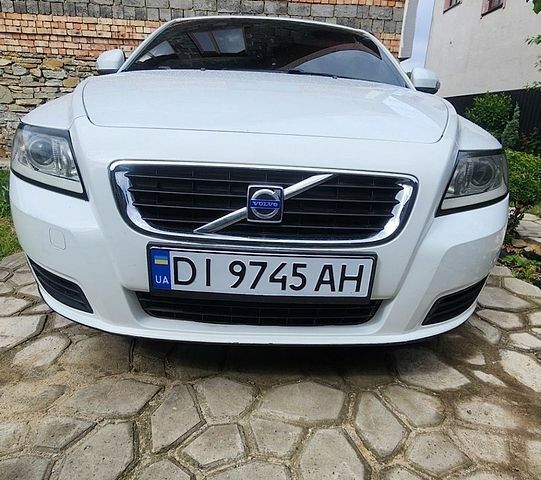 Білий Вольво V50, об'ємом двигуна 1.56 л та пробігом 270 тис. км за 6600 $, фото 1 на Automoto.ua