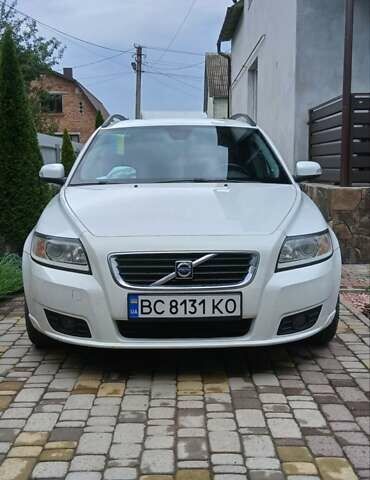 Білий Вольво V50, об'ємом двигуна 2 л та пробігом 230 тис. км за 7500 $, фото 1 на Automoto.ua