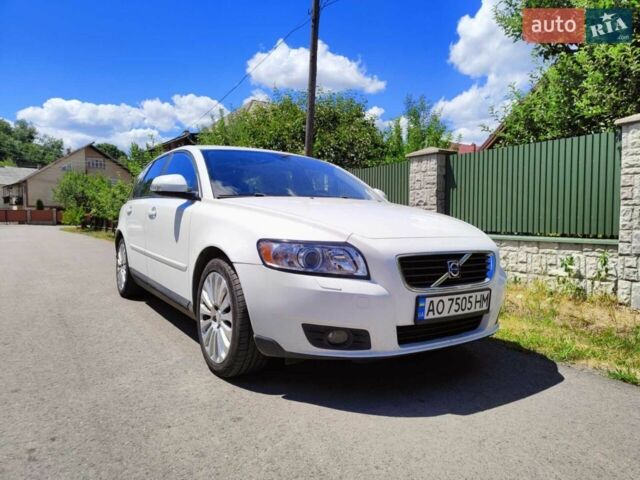 Білий Вольво V50, об'ємом двигуна 1.6 л та пробігом 300 тис. км за 6500 $, фото 1 на Automoto.ua