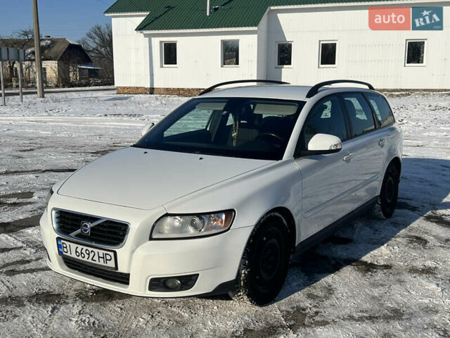 Білий Вольво V50, об'ємом двигуна 2.4 л та пробігом 280 тис. км за 8000 $, фото 1 на Automoto.ua
