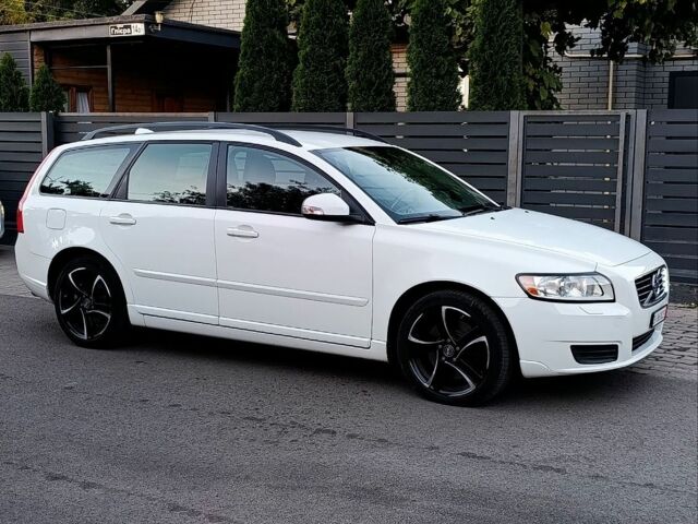 Білий Вольво V50, об'ємом двигуна 2 л та пробігом 271 тис. км за 8900 $, фото 1 на Automoto.ua